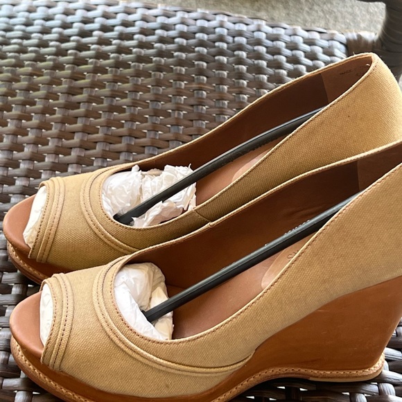 6 1/2 michael Kors tan wedge - Picture 4 of 11